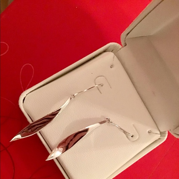 Beautiful silver plated tear drop earrings - Picture 2 of 2